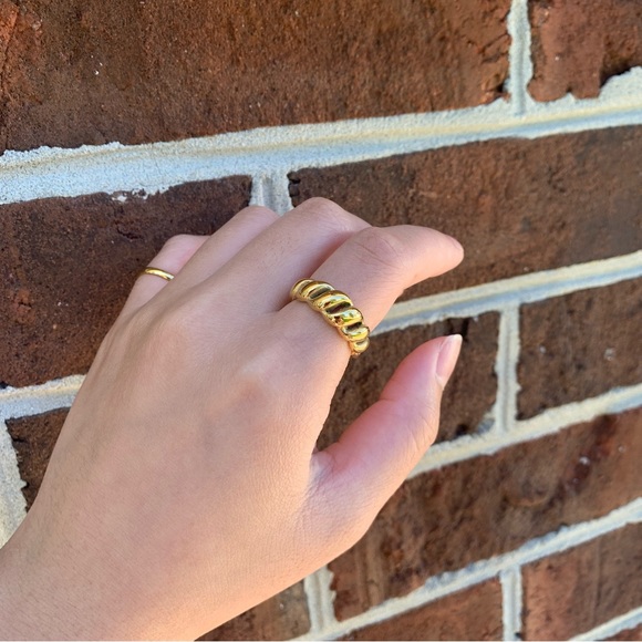 18k gold Twisty ring, twisted ring, stacking ring gold, gold croissant ring - Picture 3 of 4